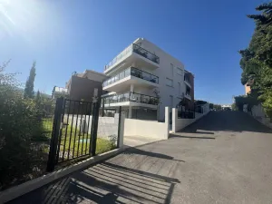 Image of Appartement T3 climatisé avec terrasse à La Ciotat – Idéal pour 4-5 personnes, proche du Vieux Port - FR-1-770-4