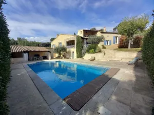 Image of Villa Avec vu et Piscine sur la Colline de Caumont sur Durance