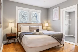 Image of Oversized 2 Bedroom Apartment in South City!