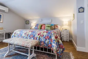 Image of Large suite\/private bath\/private entrance on quiet street near Thomas Pt. Beach