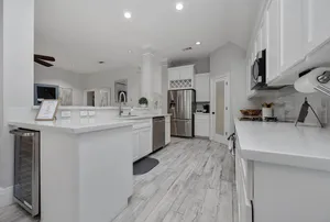 Image of Crisp Clean Close to everything, Resturants, Shopping, Tx med Center, Nightlife