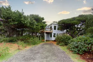 Image of Dog-Friendly Getaway with Outdoor Firepit & Balcony - Steps from Beach Access
