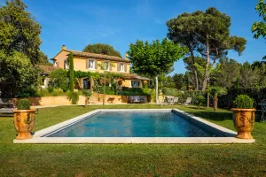 Image of House in the Luberon with traditional heated pool