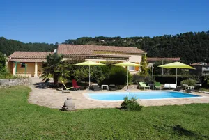 Image of House on one level, quiet, with garden and pool