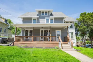Image of Casa de Paz NE • 3,000sqft • 4bdrm • 2 Sunroom’s • 1 mile to ZOO