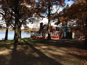 Image of Newly Rebuilt 3 Bedroom Cottage Of Little Green Lake - with Air Conditioning