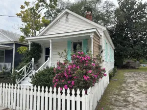 Image of Small 2BR Cottage Close To Downtown ILM & Greenfield Lake South end of town