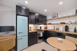 Image of Cozy, Updated 1 BR Flat Near Downtown A2