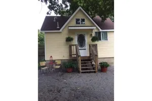 Image of Lakefront Cottage (with pool) on quiet Lake Hudson
