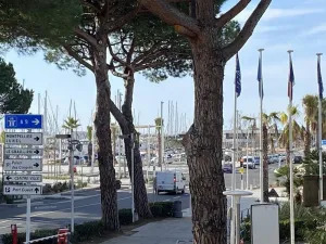 Image of Studio Cabine 4 Couchages , Centre Ville, Cuisine Équipée , Port , Plage , Parking