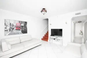 Image of Beautiful 2\/2.5 Condo w\/Free Parking Fast WIFI