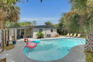 Image of Large Pool🐬Billiards🎱Hammock & Grill 🔥Mural🦋Comfy Mattresses🔥Sleeps 10!