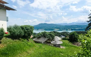 Image of modernes Ferienhaus mit Garten