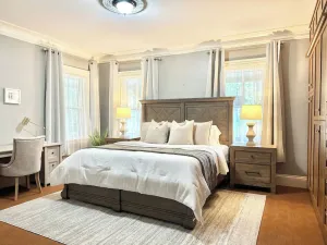 Image of Luxury California King 1 Bedrooms  at Hale House