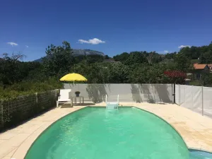 Image of Large vacation home with child-safe pool on the edge of the village of Tallard