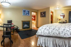 Image of Lodge Room 5 with Jacuzzi Tub at Green Springs Inn