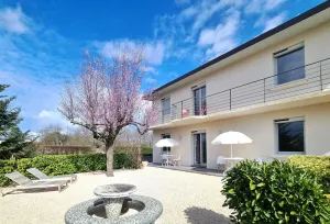 Image of Charmant gîte moderne avec cour privée, tout équipé, parking sécurisé, au cœur du Roannais - FR-1-496-316