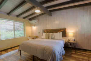 Image of Modern cabin for 4 with views of the red rocks and next to Slide Rock State park