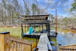 Image of lake lanier lakefront with private dock, king bed, pet friendly