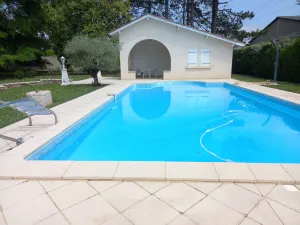 Image of Villa in a 2600 m2 park, 100 m from the Lot with private covered swimming pool
