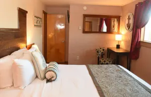 Image of Voyager - 1 Bedroom Suite with 1 King and 1 Queen Bed at Wanderlust Inn, Pet Friendly