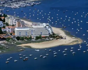 Image of Prestigious south facing apartment on a beach in Arcachon
