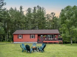 Image of Log Haven: private 3 bedroom log cabin, sleeps 8, AC, media room, pet friendly!