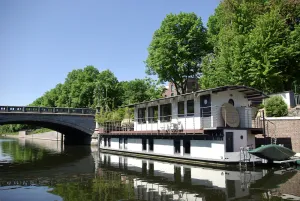 Image of Houseboat in central Hamburg with canoe right on the water instead of vacation home with garden