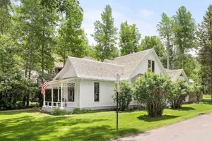 Image of Sunny corner home w\/ spa & yard.  Walk everywhere!