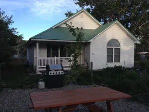 Image of Cottonwood Cottage -EARLY SEASON SPECIAL Spacious house, yard with Mountain View