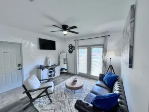 Image of Cozy-King 1-bedroom w\/pool & gym