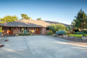 Image of Riverfront Ranch House in Wine Country