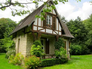 Image of 3 of cottage oak: Nestled in a clearing in the middle of Vexin regional park
