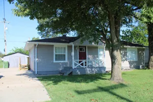 Image of Centrally located 3 bdrm quaint house with a yard. Pet friendly, no cleaning fee