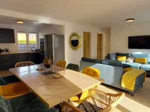Image of Villa Rénovée 3 Chambres, Proche Plage avec WiFi, Ménage et Linge Inclus - FR-1-323-507