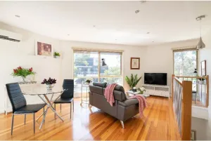 Image of Design/bright/cosy townhouse between airport &city
