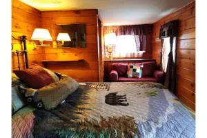 Image of Cozy queen room at Cramer's Point Lake George
