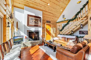 Image of Colorado Log Home on shoreline of Silver Lake