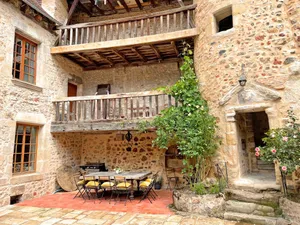 Image of Élégant cottage médiéval restauré avec piscine, cheminée, proche du golf et attractions culturelles - FR-1-489-335