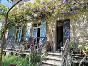 Image of 18th-century farmhouse in an authentic village