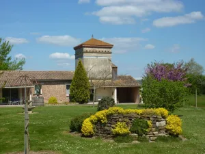 Image of Gite on closed wooded grounds
