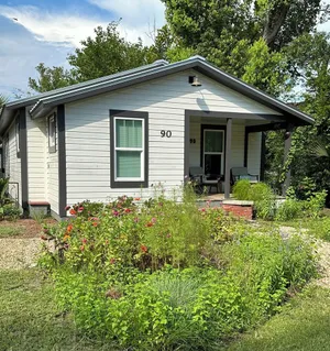 Image of Pet-friendly comfy cottage with a glance at the past. Easy walk to downtown.