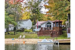 Image of Payne's Lakeside Cottage with Private Beach