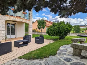 Image of Appartement Spacieux avec Jardin Privatif, Proche du Puy-en-Velay et d'un Golf, WiFi Inclus - FR-1-582-286