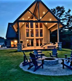 Image of Gorgeous lodge for up to 16 with hottub & games room on all-sports Thompson Lake