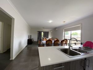 Image of Whole house with 4 Queen Beds-Cozy Tranquil House - Close to Melbourne Airport