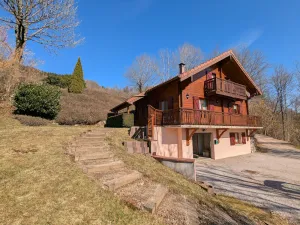 Image of Cozy Chalet Near Ski Slopes and Lake, Sleeps 7, WiFi, Fireplace, Large Garden, Garage