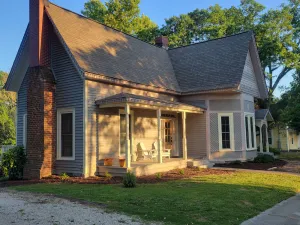 Image of Blue Rose Bungalow: Downtown vibe w\/1896 charm. Lake Life. Gym. Kitchen. Parking