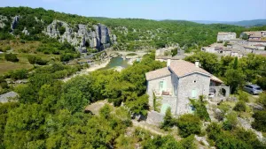 Image of exceptional location for this old house on classified site