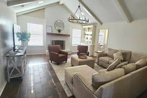 Image of THE BRIAR Beautiful spacious home in quiet neighborhood. Close to dining and shopping! Broadway Ave.